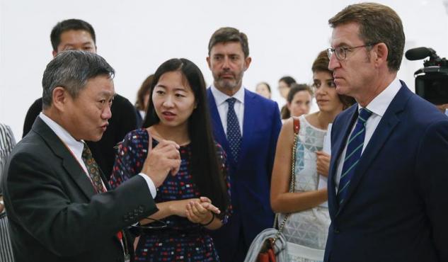 El presidente de la Xunta, Núñez Feijóo junto a dirigentes de las principales empresas agroalimentarias chinas.